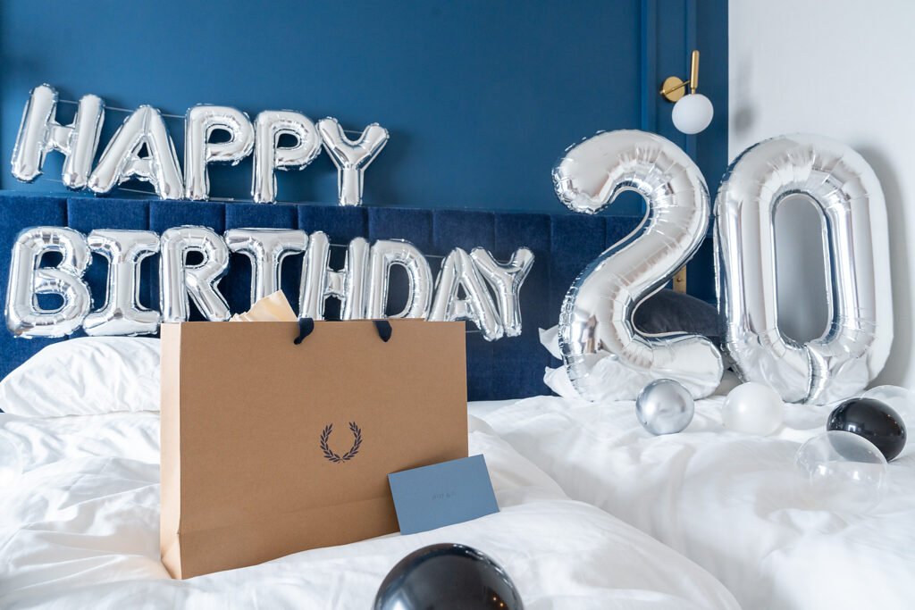 オリエンタルホテル東京ベイでの20歳の誕生日サプライズ、シルバーで彩るバルーン装飾