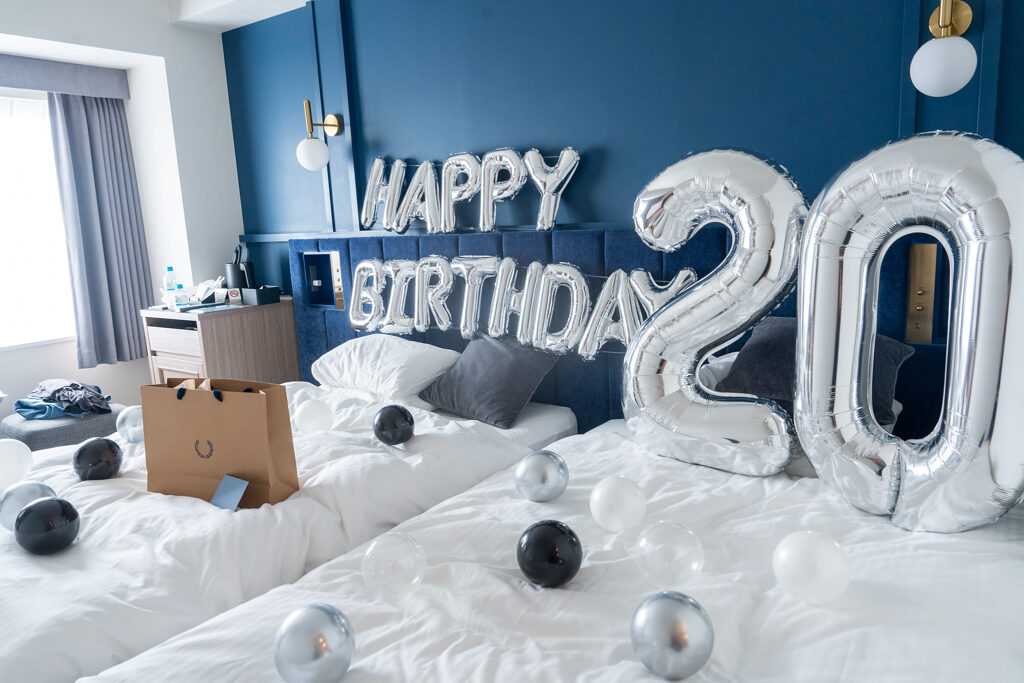 オリエンタルホテル東京ベイでの20歳の誕生日サプライズ、シルバーで彩るバルーン装飾
