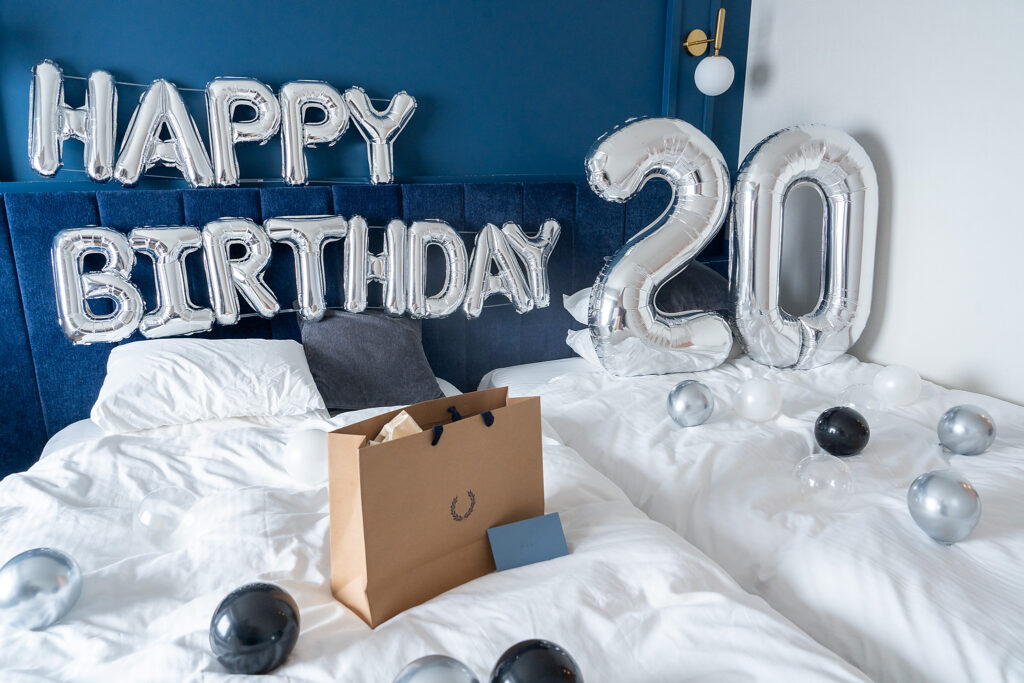 オリエンタルホテル東京ベイでの20歳の誕生日サプライズ、シルバーで彩るバルーン装飾