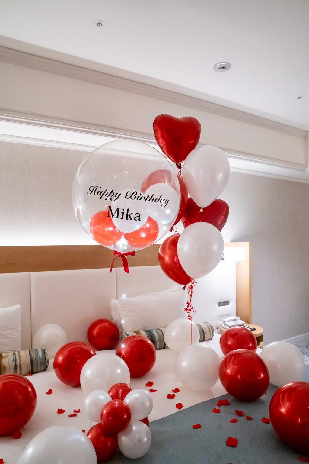 グランドニッコー東京 台場での赤とハートのバルーンによる誕生日サプライズ飾り付け