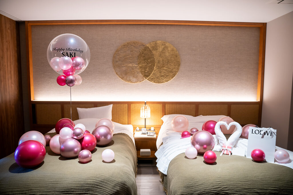 BLISSTIA SUITES & RESORT 沖縄恩納村でのピンクのバルーン誕生日サプライズ飾り付け