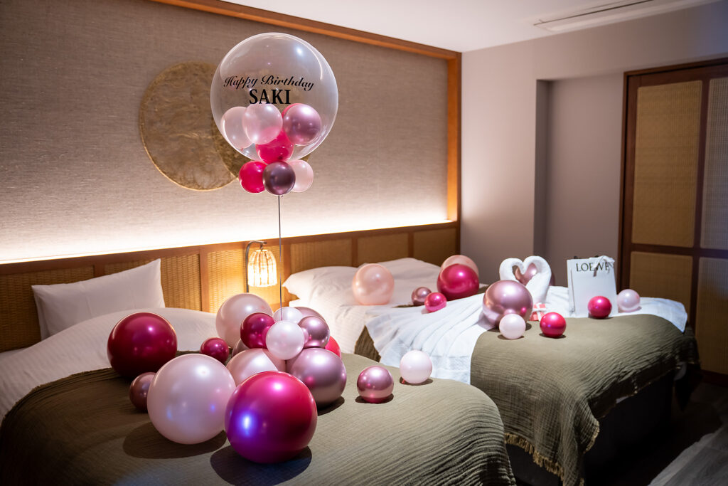 BLISSTIA SUITES & RESORT 沖縄恩納村でのピンクのバルーン誕生日サプライズ飾り付け