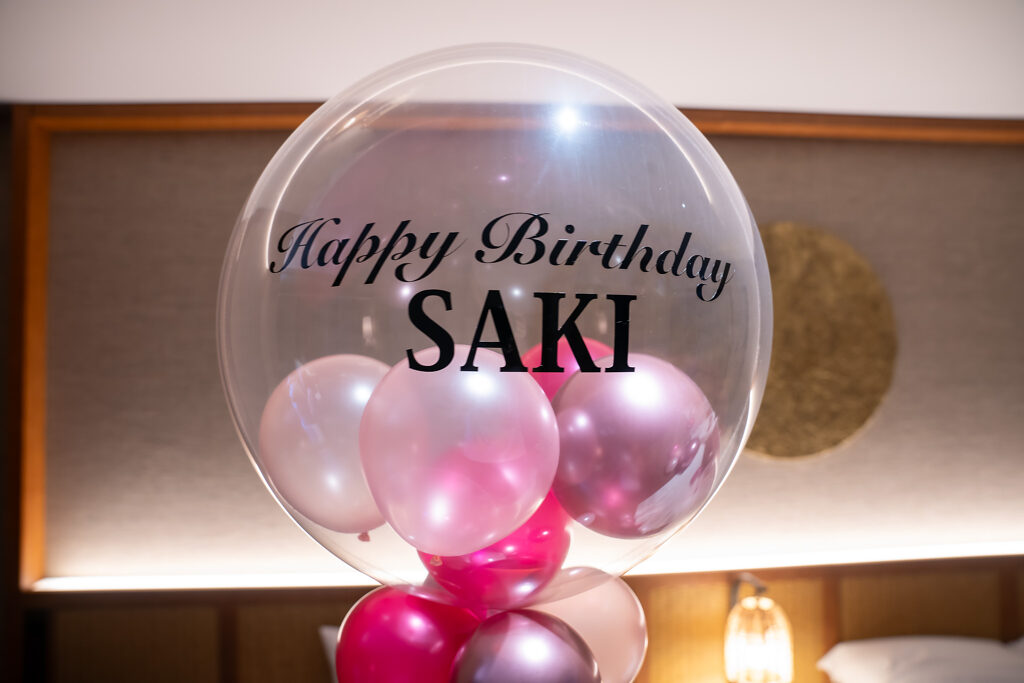 BLISSTIA SUITES & RESORT 沖縄恩納村でのピンクのバルーン誕生日サプライズ飾り付け