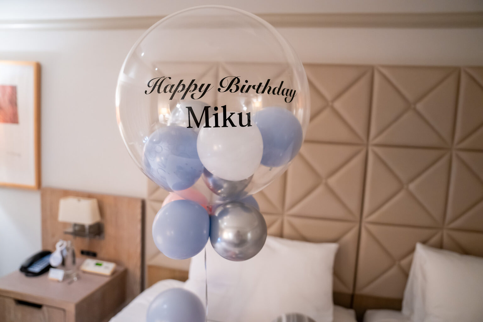 ヒルトン東京お台場での誕生日サプライズ ブルーとピンクのバルーン飾り付け