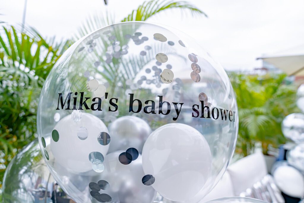 屋外でベイビーシャワーバルーン装飾