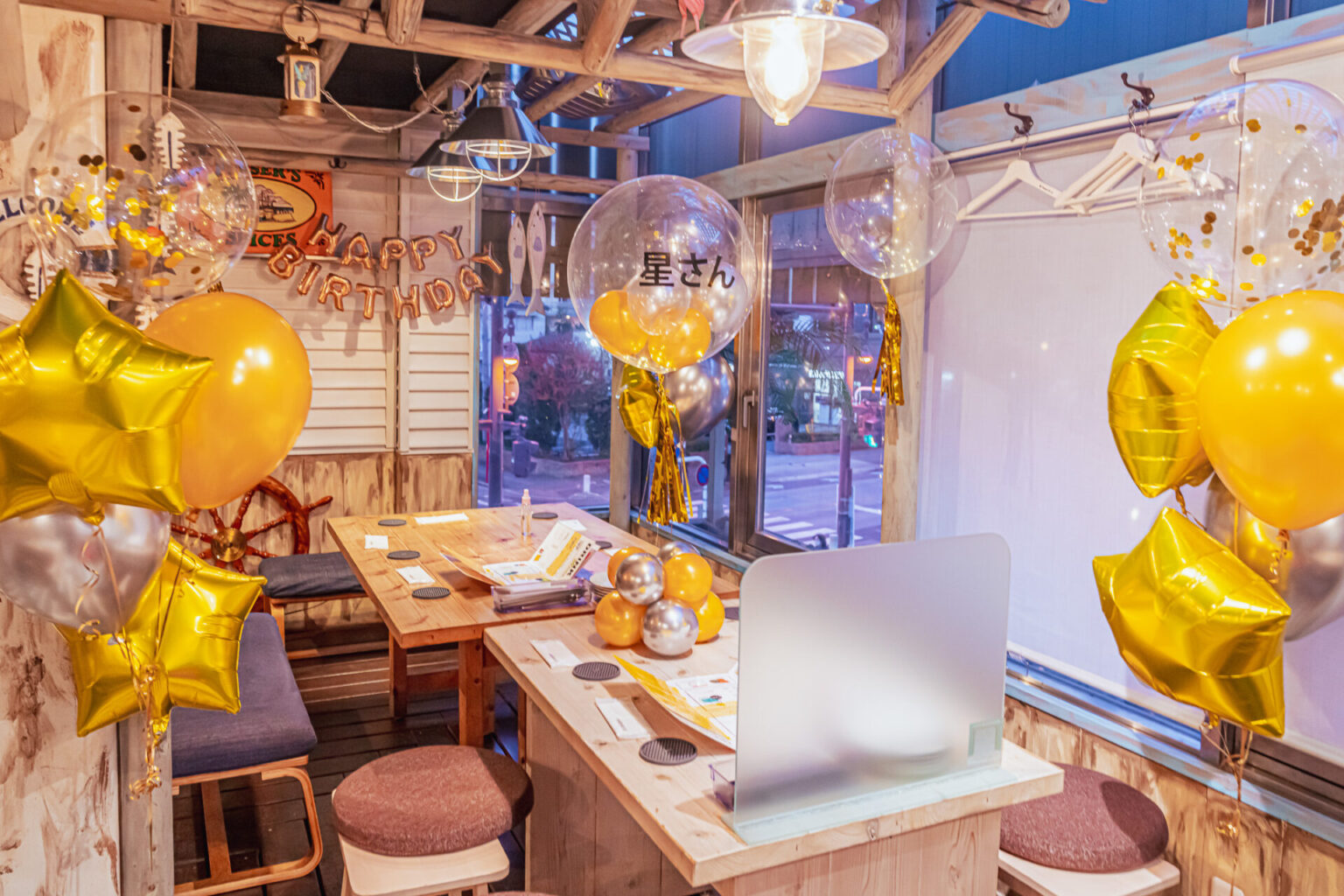 飲食店でバースデーパーティー装飾