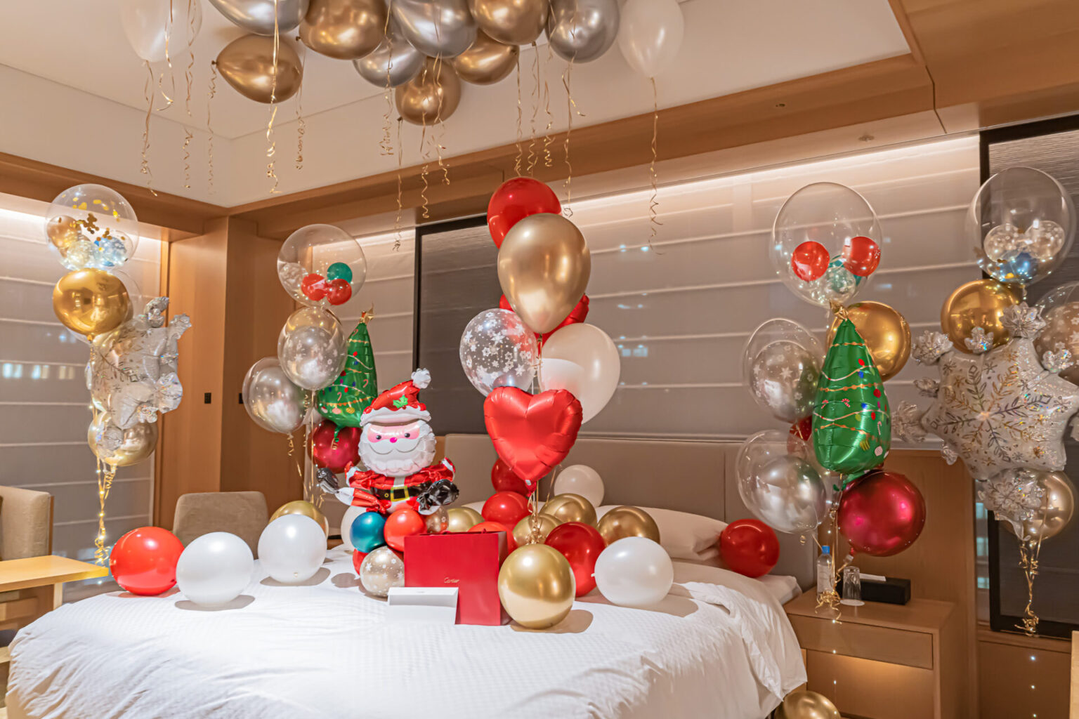 ホテルでクリスマスバルーン装飾