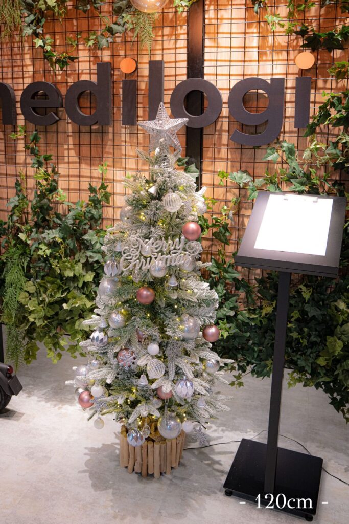 オフィスエントランスのクリスマスツリー装飾