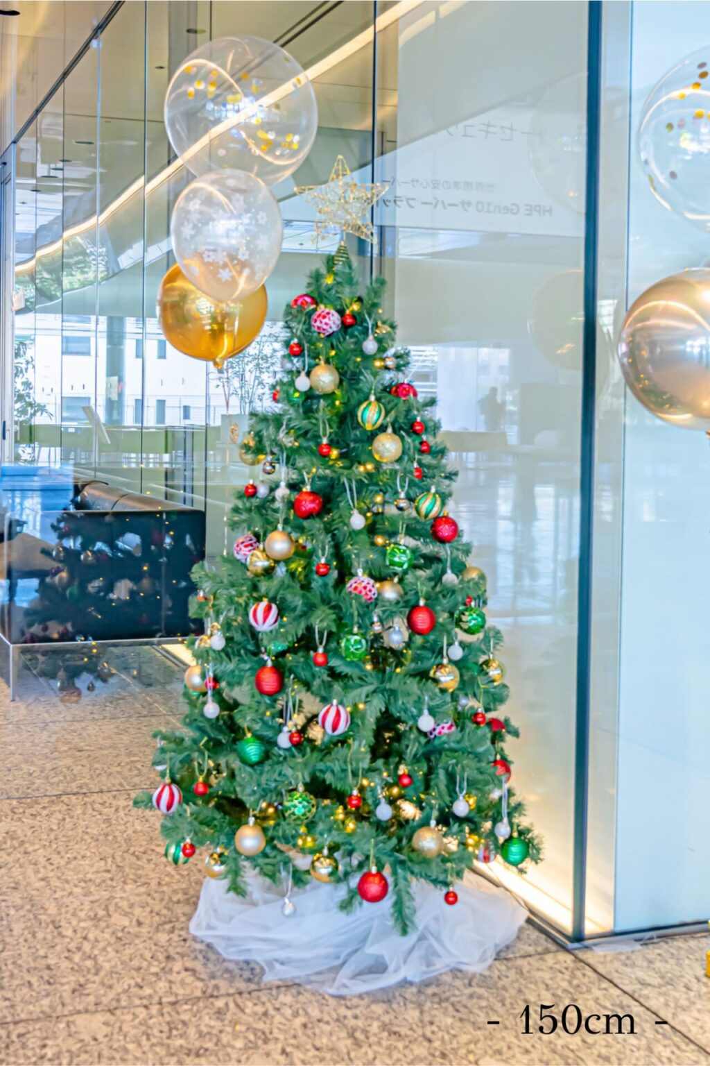 オフィスエントランスのクリスマスツリー装飾