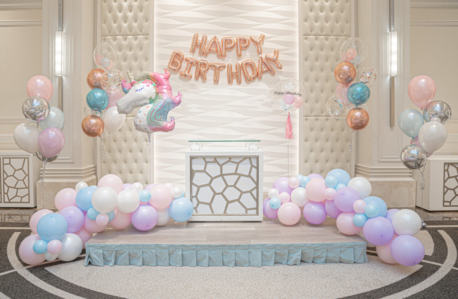 ホテルの宴会場のキッズバースデー装飾