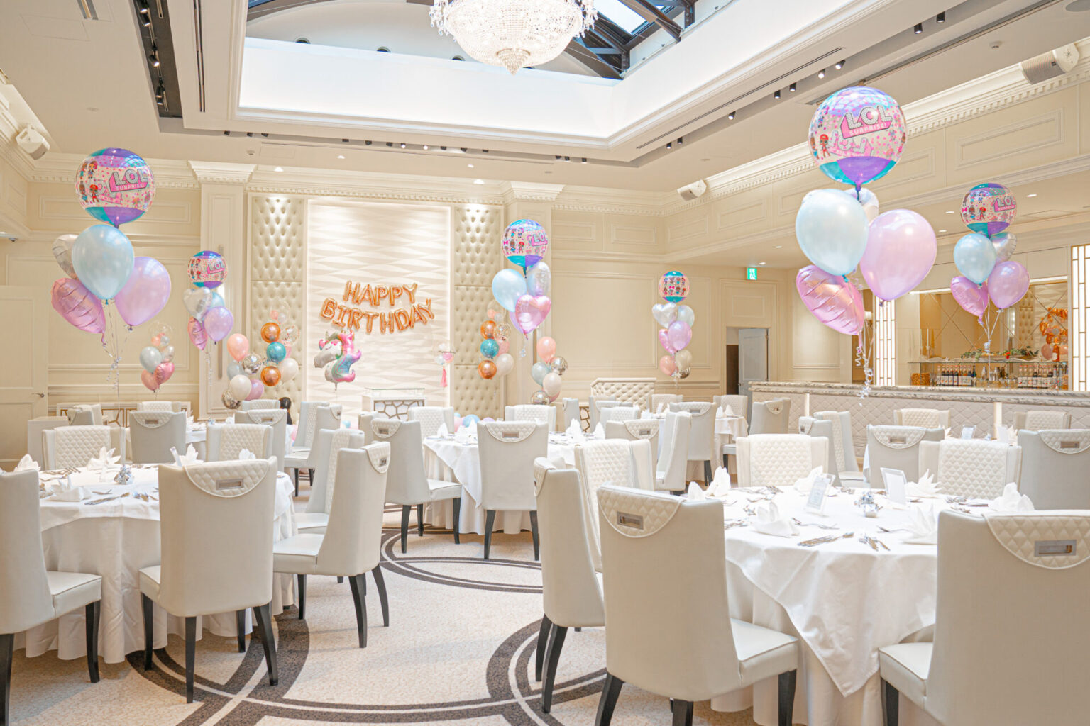 ホテルの宴会場のキッズバースデー装飾