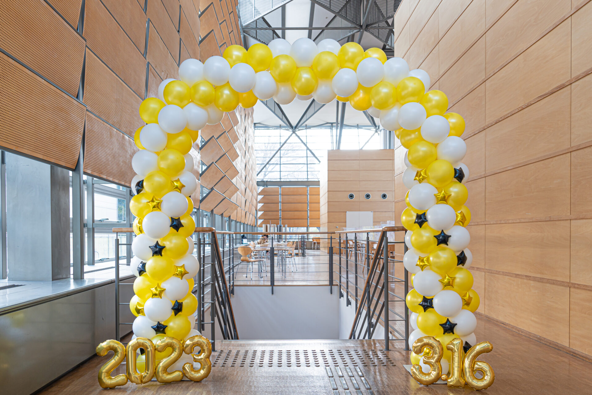 オフィスで企業イベントバルーンアーチ装飾