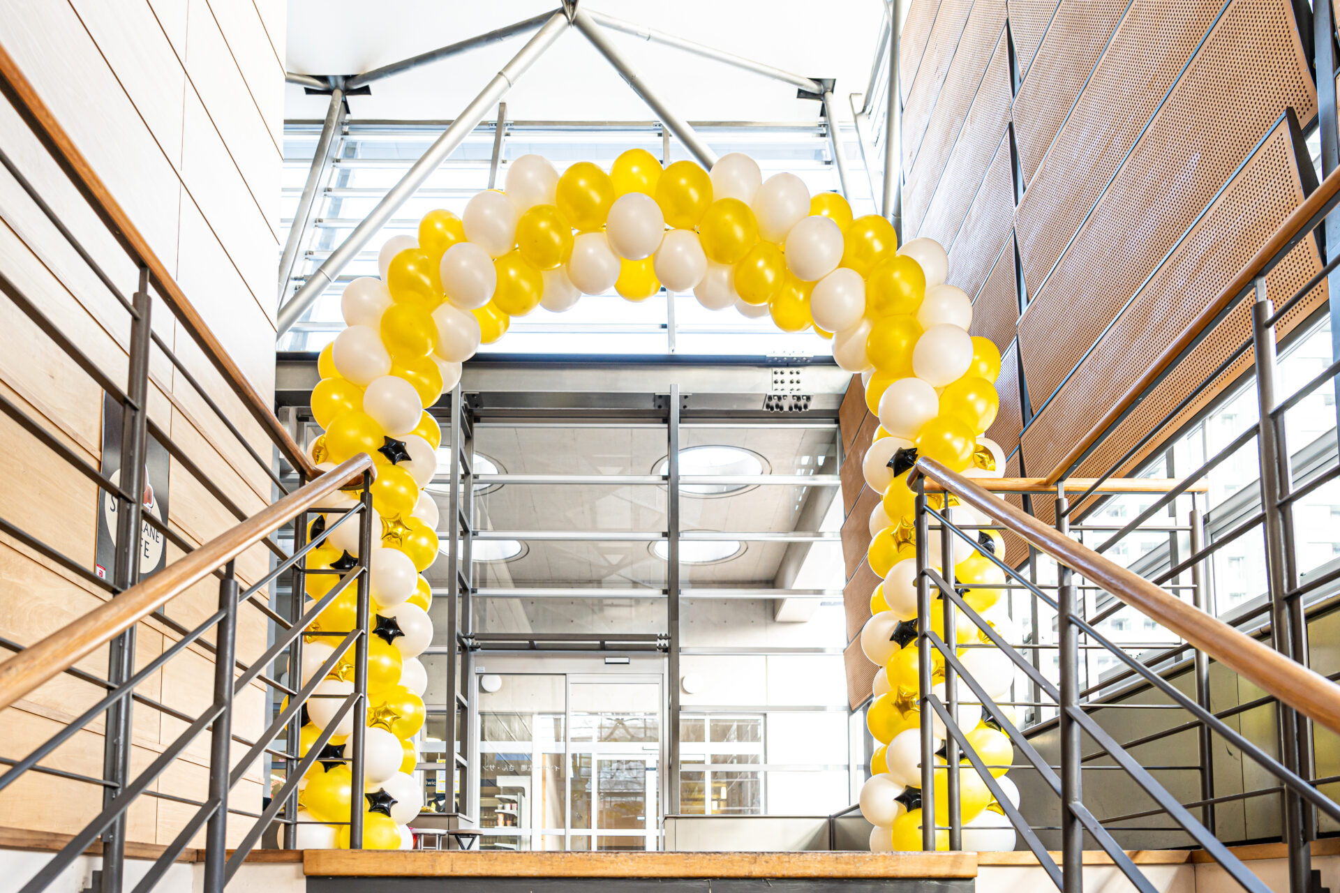 オフィスでイベントバルーンアーチ装飾