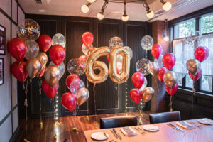 飲食店で還暦お祝いバルーン