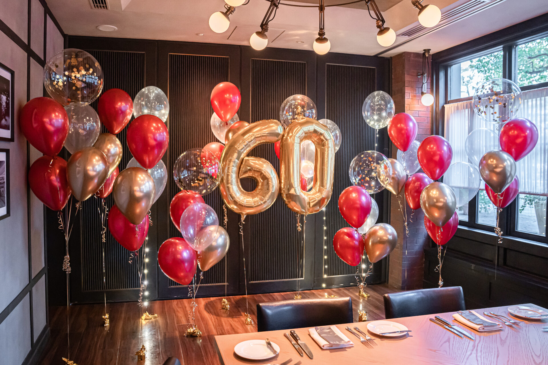 飲食店で還暦お祝いバルーン