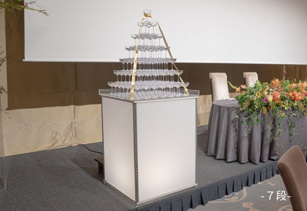 結婚式で4角7段のシャンパンタワー装飾