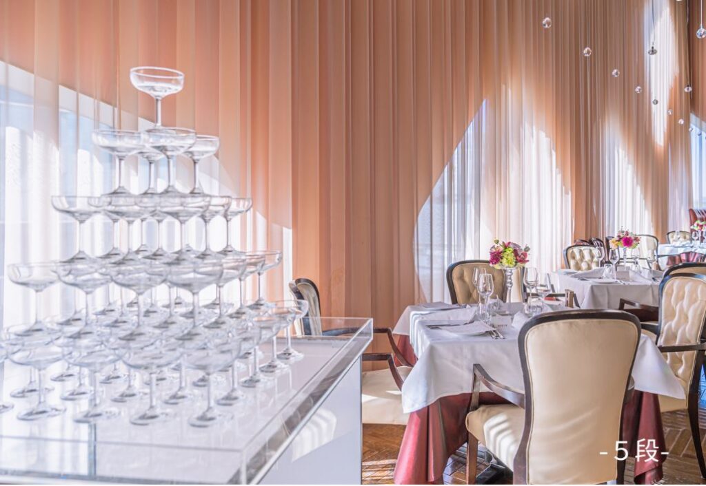 ウェディング会場で4角5段のシャンパンタワー装飾