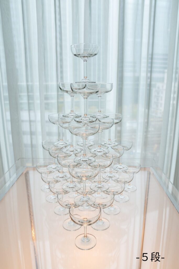 ウェディング会場で3角5段のシャンパンタワー装飾