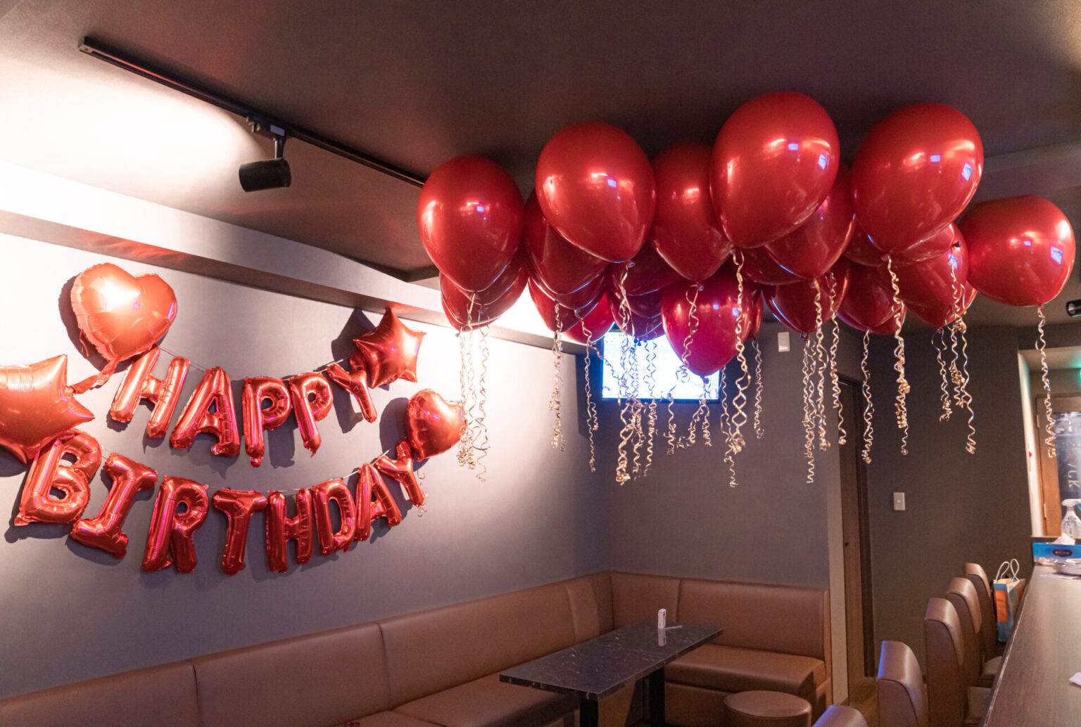 飲食店でバースデーサプライズ装飾
