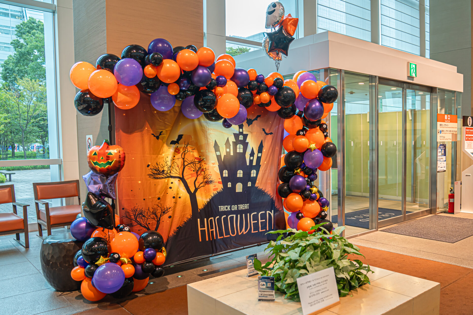 ホテルエントランスのハロウィーン装飾