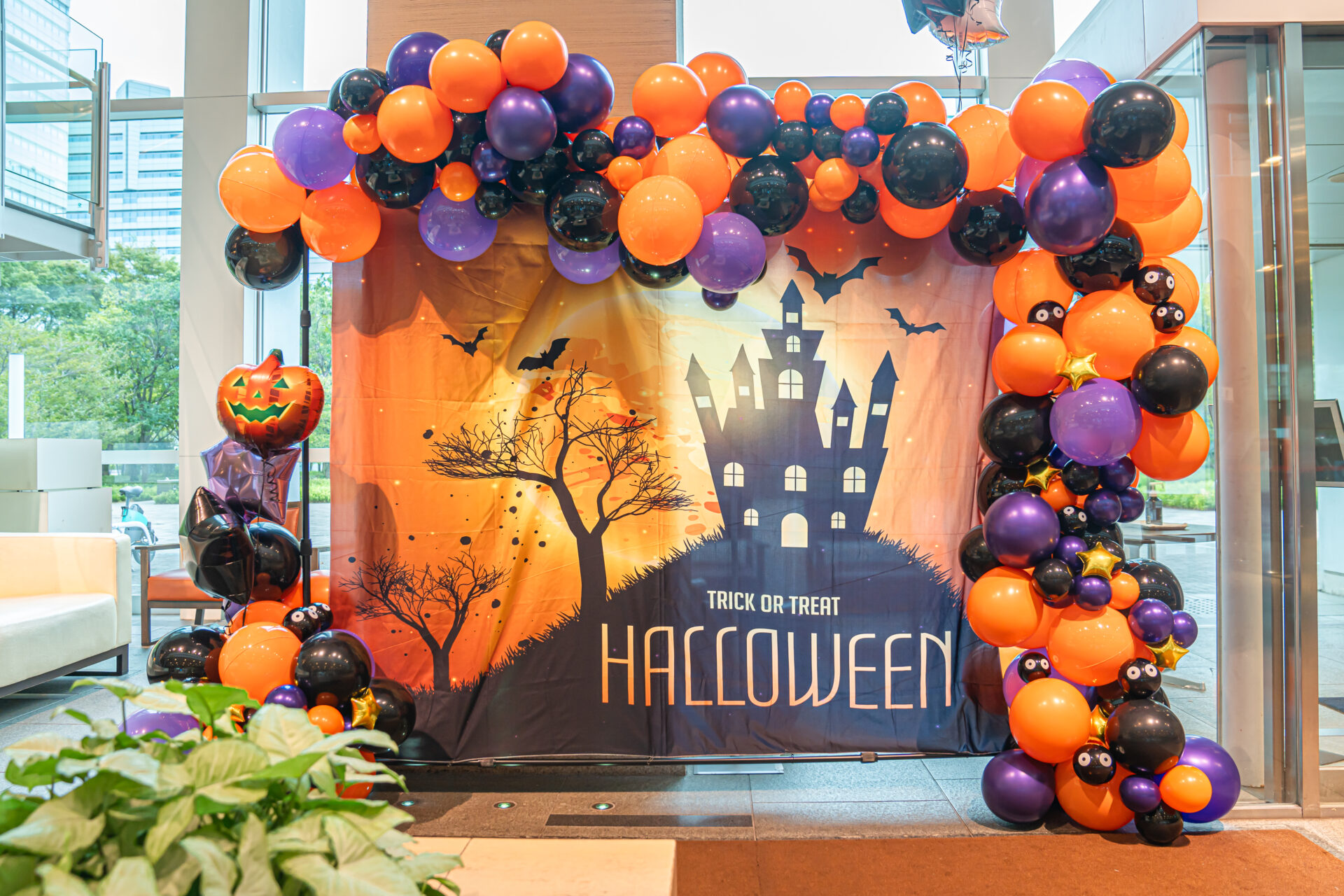 ホテルエントランスのハロウィーンフォトスポット装飾