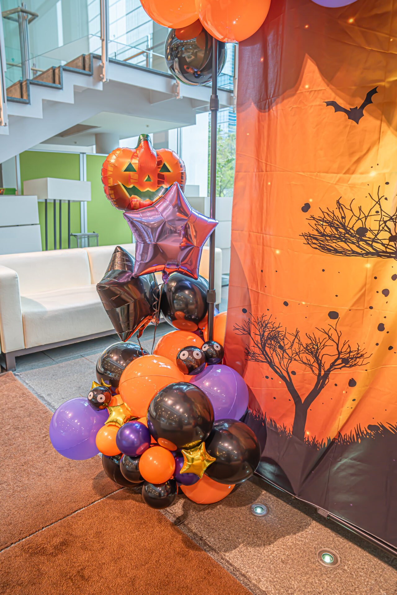 ホテルエントランスのハロウィーン装飾