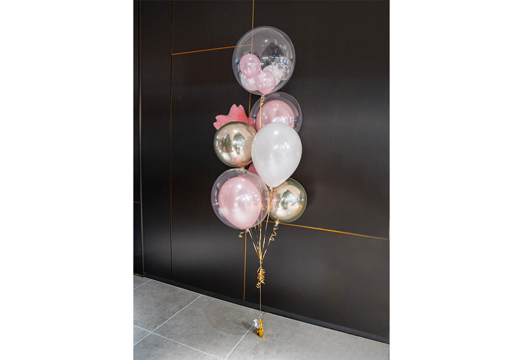 Optional decoration: Cherry blossom balloon bouquet
