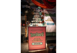 シャンパンタワーにオリジナルポスター