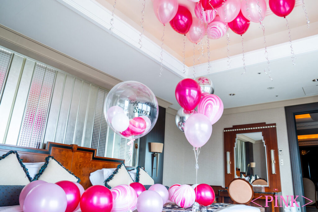 ホテルで彼女へのバースデーサプライズ装飾