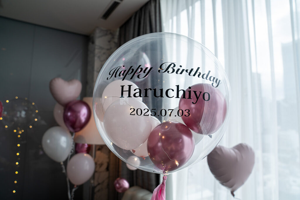 新宿グランベルホテルでのピンクと白のバルーン誕生日サプライズ飾り付け