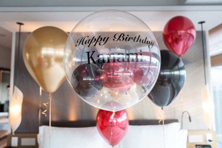 フォーシーズンズホテル東京大手町에서의 생일 서프라이즈 풍선 장식