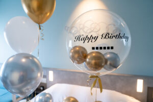 ラビスタ東京ベイでのゴールド&ホワイトバルーン誕生日サプライズ装飾