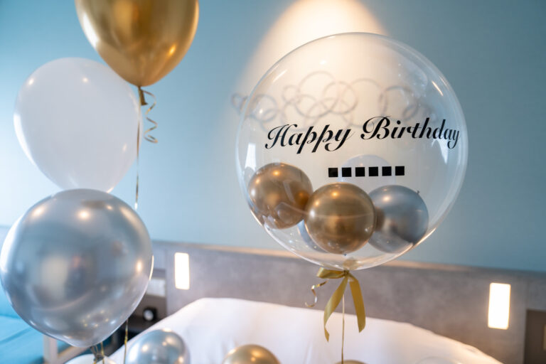 ラビスタ東京ベイでのゴールド&ホワイトバルーン誕生日サプライズ装飾