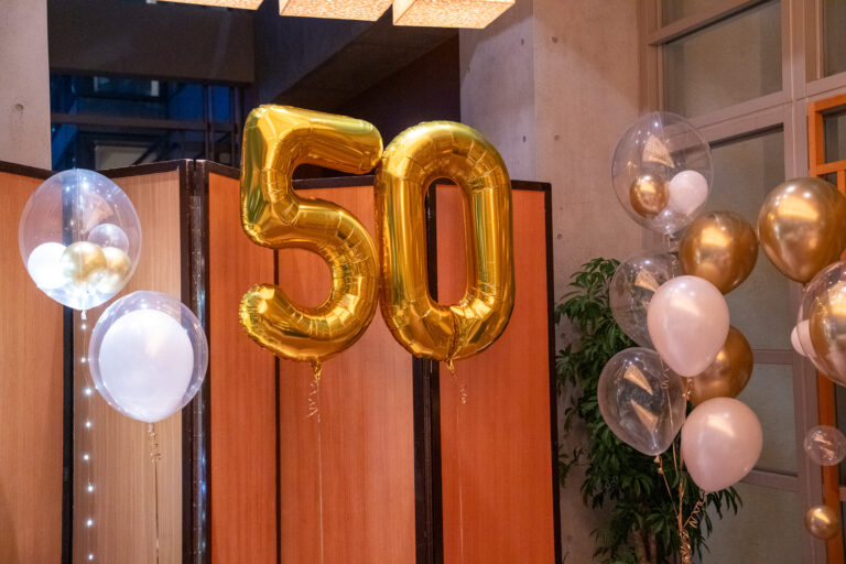 Tokyo American Clubでの50歳誕生日バルーン装飾サプライズ