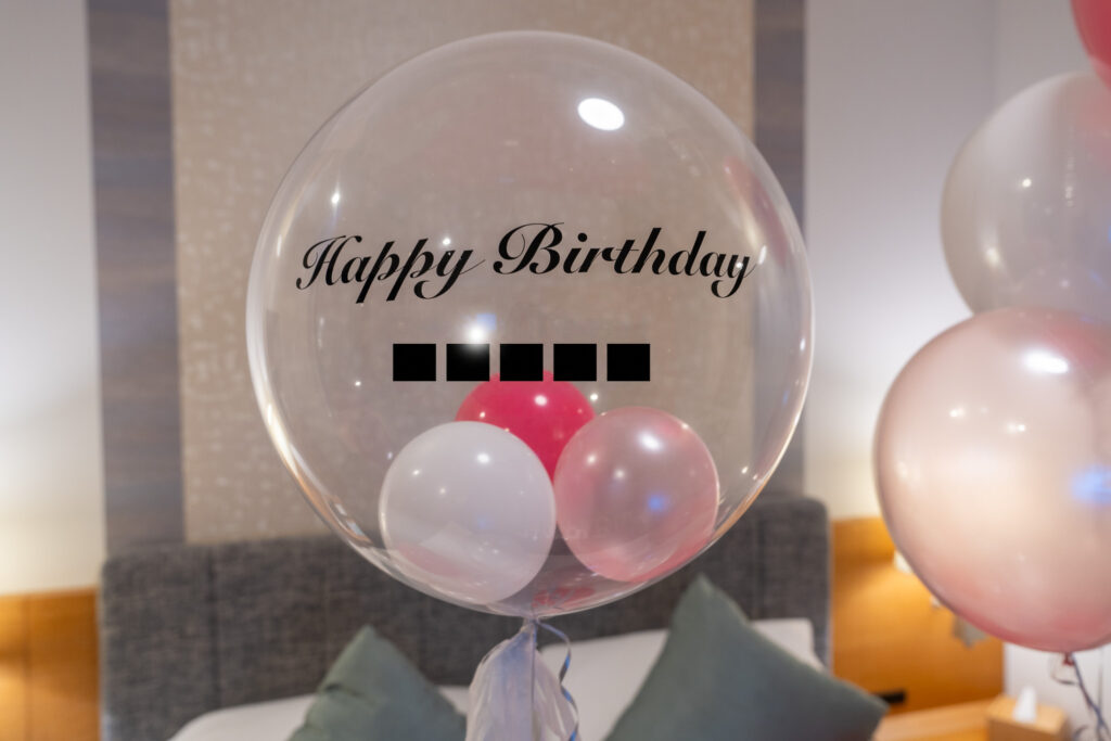 パークホテル東京での誕生日サプライズ飾り付け、ホワイト&ピンクの豪華バルーン装飾