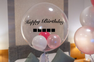 パークホテル東京での誕生日サプライズ飾り付け、ホワイト&ピンクの豪華バルーン装飾