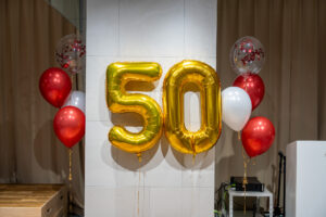 ヒューリック新宿ビルでの50周年記念 赤白ゴールドバルーン装飾