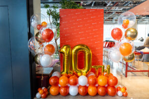 虎ノ門ヒルズ ステーションタワーでの10周年記念お祝いバルーン装飾