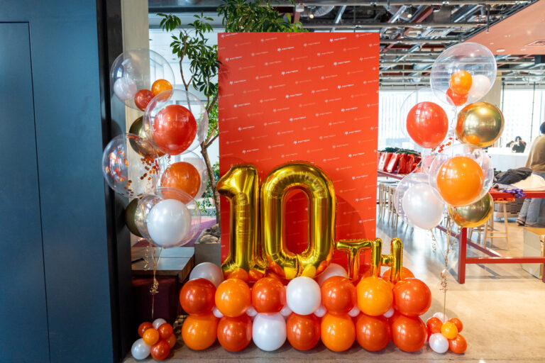 虎ノ門ヒルズ ステーションタワー10周年紀念慶祝氣球裝飾