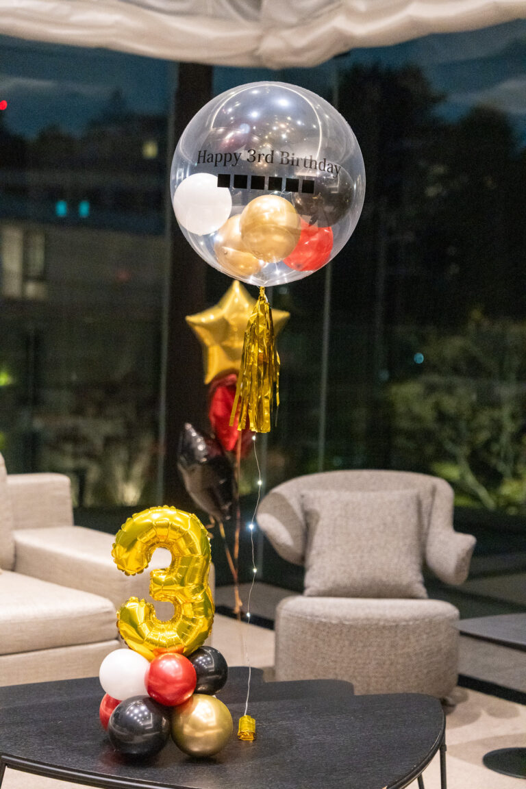 3歳誕生日をゴールド&赤でお祝い飾り付け