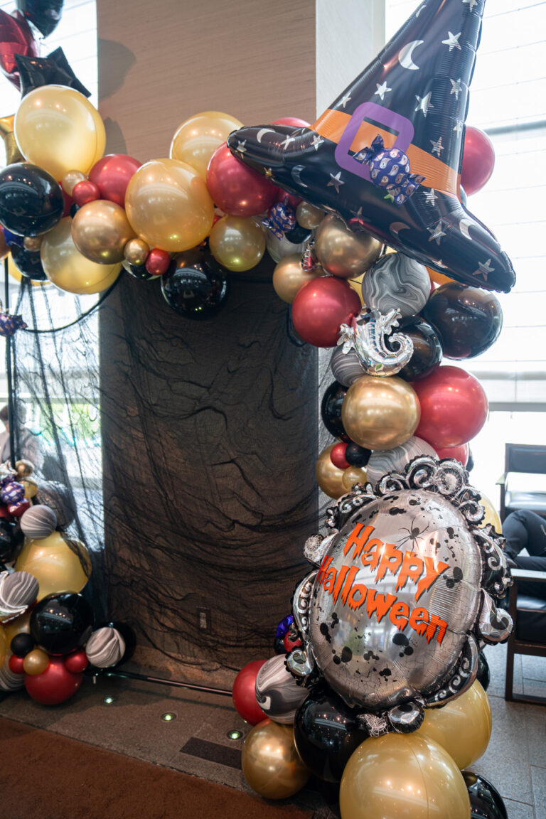 Large-scale balloon decoration for Halloween event at 相鉄グランドフレッサ東京ベイ有明