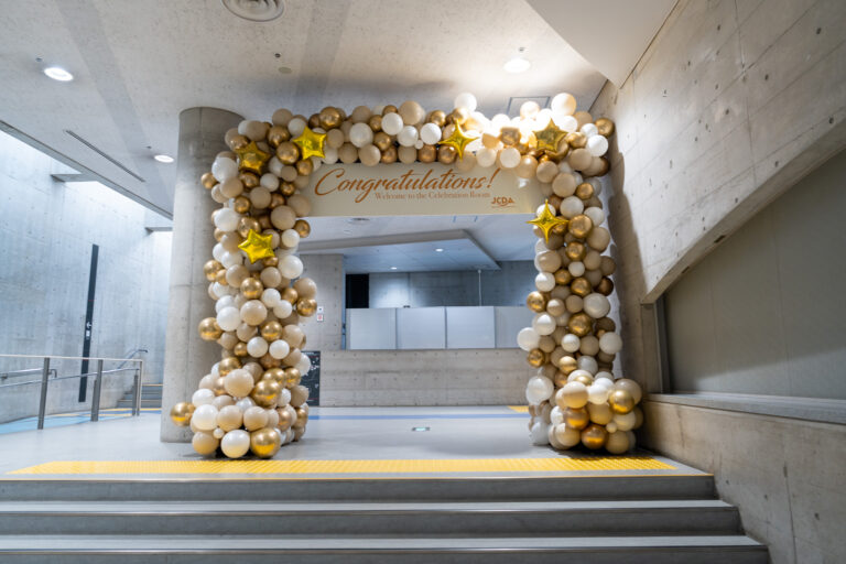 国立代々木競技場第二体育館での法人イベント向けゴールドバルーンアーチ装飾