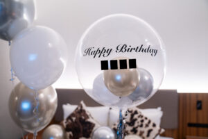 三井ガーデンホテル豊洲プレミアでのシルバーモノトーン誕生日サプライズ飾り付け