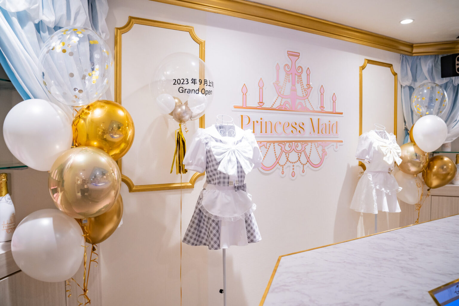 メイドカフェの開店お祝いパーティー