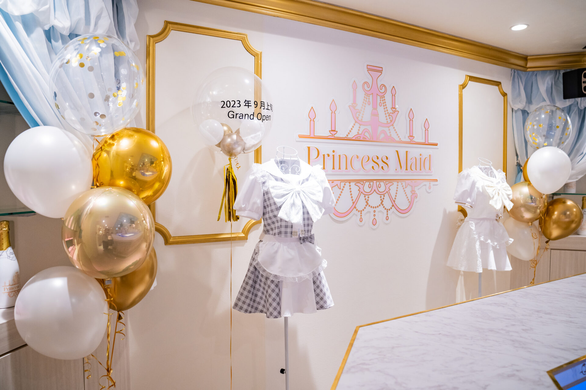 メイドカフェの開店お祝いパーティー