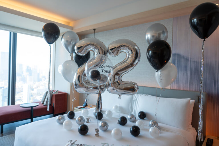 フェアモント東京での32歳誕生日をモノトーンバルーンでサプライズ飾り付け