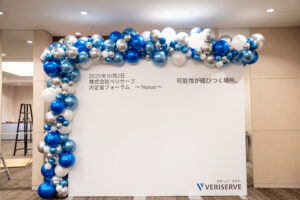 東京ドームホテルでの入社式バルーンアーチ飾り付け｜青銀白のメタリック装飾