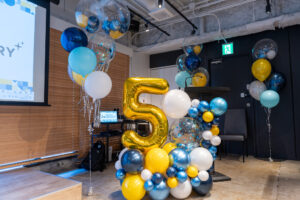 グレイドパーク秋葉原での5周年記念 ゴールド&ブルーバルーン装飾