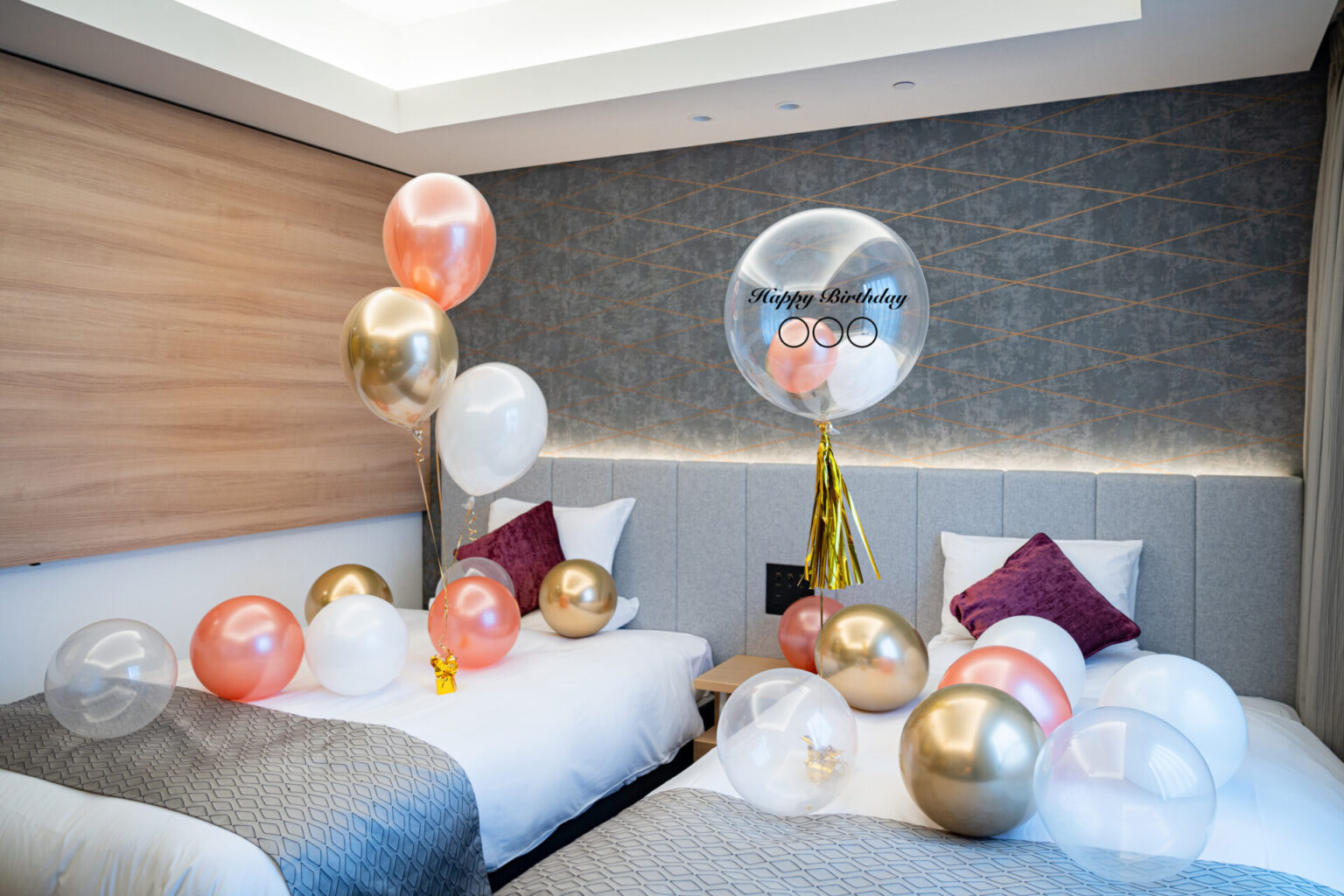 ホテルでバーズデーサプライズ装飾