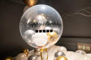 ラビスタ東京ベイでのHappy Birthdayサプライズ飾り付け、ゴールド&シルバーバルーン装飾